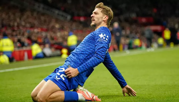 പ്രീമിയർ ലീഗിൽ മാഞ്ചസ്റ്റർ യുണൈറ്റഡിന് ഞെട്ടിക്കുന്ന തോൽവി; 10 പേരുമായി കളിച്ച് റെഡ് ഡെവിൾസിനെ വീഴ്ത്തി; 12 വർഷങ്ങൾക്ക് ശേഷം ഓൾഡ് ട്രാഫോർഡ് പിടിച്ചെടുത്ത് എവർട്ടൺ