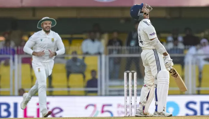 ഗുവാഹത്തി ടെസ്റ്റിൽ കൂറ്റൻ വിജയലക്ഷ്യം ഉയർത്തി ദക്ഷിണാഫ്രിക്ക: രണ്ടാം ഇന്നിങ്സിലും തുടക്കം തകർച്ചയോടെ; നിലയുറപ്പിക്കാനാകാതെ മടങ്ങി ഇന്ത്യൻ ഓപ്പണർമാർ; അവസാന ദിനം ജയിക്കാൻ വേണ്ടത് 522 റൺസ്