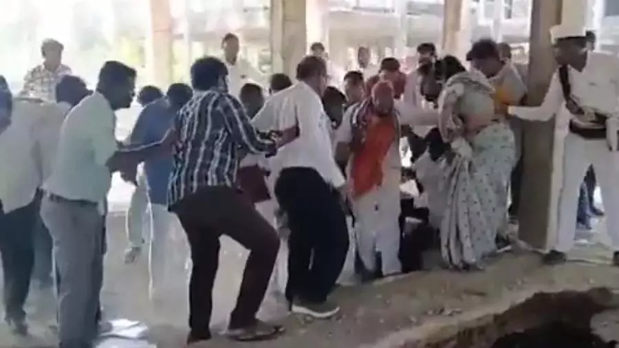 സര്ക്കാരിന്റെ ഭവനപദ്ധതി നേരിട്ട് കാണാനെത്തി; തറ ഇടിഞ്ഞുതാഴ്ന്ന് അപകടത്തില്പ്പെട്ട് കോണ്ഗ്രസ് എംഎല്എ സര്ക്കാരിന്റെ ഭവനപദ്ധതി നേരിട്ട് കാണാനെത്തി; തറ ഇടിഞ്ഞുതാഴ്ന്ന് അപകടത്തില്പ്പെട്ട് കോണ്ഗ്രസ് എംഎല്എ