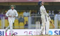 ഗുവാഹത്തി ടെസ്റ്റിൽ കൂറ്റൻ വിജയലക്ഷ്യം ഉയർത്തി ദക്ഷിണാഫ്രിക്ക: രണ്ടാം ഇന്നിങ്സിലും തുടക്കം തകർച്ചയോടെ; നിലയുറപ്പിക്കാനാകാതെ മടങ്ങി ഇന്ത്യൻ ഓപ്പണർമാർ; അവസാന ദിനം ജയിക്കാൻ വേണ്ടത് 522 റൺസ് ഗുവാഹത്തി ടെസ്റ്റിൽ കൂറ്റൻ വിജയലക്ഷ്യം ഉയർത്തി ദക്ഷിണാഫ്രിക്ക: രണ്ടാം ഇന്നിങ്സിലും തുടക്കം തകർച്ചയോടെ; നിലയുറപ്പിക്കാനാകാതെ മടങ്ങി ഇന്ത്യൻ ഓപ്പണർമാർ; അവസാന ദിനം ജയിക്കാൻ വേണ്ടത് 522 റൺസ്