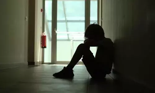 ഹോം വര്‍ക്ക് ചെയ്യാത്തതിന് കണ്ണില്ലാത്ത ക്രൂരത; നാലുവയസ്സുകാരനെ സ്‌കൂള്‍ വളപ്പിലെ മരത്തില്‍ കെട്ടിത്തൂക്കി: കുഞ്ഞ് ഭയന്ന് നിലവിളിച്ചിട്ടും നിലത്തിറക്കാതെ അധ്യാപികമാരുടെ കൊടുംക്രൂരത