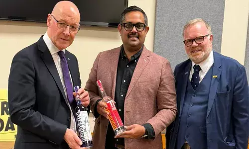 സ്‌കോട്ട്‌ലന്‍ഡിലെ തിരഞ്ഞെടുപ്പ് കണ്‍വെന്‍ഷനില്‍ താരമായി മലയാളി മണവാട്ടിയും; ഫസ്റ്റ് മിനിസ്റ്ററുടെ കയ്യൊപ്പുമായി മലയാളി ബ്രാന്‍ഡ് ലേലത്തില്‍