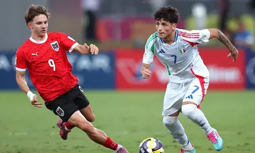 ഗോളടി തുടർന്ന് ജൊഹാനസ് മോസർ; അണ്ടർ-17 ലോകകപ്പ് സെമിയിൽ ഇറ്റലിയെ തകർത്ത് ഓസ്ട്രിയ; ജയം എതിരില്ലാത്ത രണ്ട്  ഗോളുകൾക്ക്; ഫൈനലിലെത്തുന്നത് തോൽവിയറിയാതെ