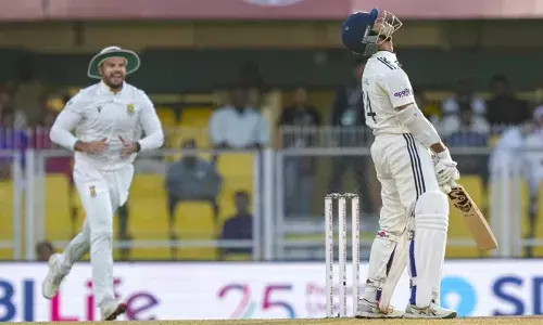 ഗുവാഹത്തി ടെസ്റ്റിൽ കൂറ്റൻ വിജയലക്ഷ്യം ഉയർത്തി ദക്ഷിണാഫ്രിക്ക: രണ്ടാം ഇന്നിങ്സിലും തുടക്കം തകർച്ചയോടെ; നിലയുറപ്പിക്കാനാകാതെ മടങ്ങി ഇന്ത്യൻ ഓപ്പണർമാർ; അവസാന ദിനം ജയിക്കാൻ വേണ്ടത് 522 റൺസ്