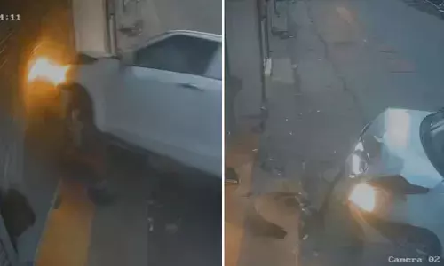 നിയന്ത്രണം വിട്ട് പാഞ്ഞെത്തിയ കാർ കടയുടെ ഷട്ടർ ഇടിച്ചു തകർത്തു; ഒഴിവായത് വൻ ദുരന്തം; സംഭവം പാലക്കാട്