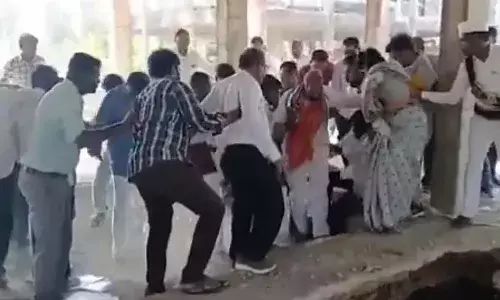 സര്‍ക്കാരിന്റെ ഭവനപദ്ധതി നേരിട്ട് കാണാനെത്തി; തറ ഇടിഞ്ഞുതാഴ്ന്ന് അപകടത്തില്‍പ്പെട്ട് കോണ്‍ഗ്രസ് എംഎല്‍എ