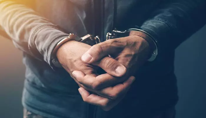 മറ്റൊരാളെ വിവാഹം കഴിച്ചതിന് മുന്‍ കാമുകിയെ അരിവാള്‍ കൊണ്ട് വെട്ടി; കഴുത്തില്‍ ആഴത്തില്‍ മുറിവേറ്റ 20കാരി മരിച്ചു: യുവാവ് മുന്‍കാമുകിയെ കൊലപ്പെടുത്തിയത് മണിക്കൂറുകളോളം സംസാരിച്ചിരുന്ന ശേഷം