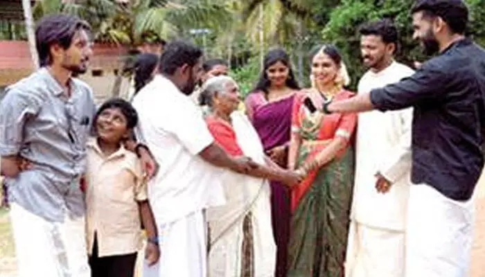 വിവാഹവേദിയില്‍നിന്ന് വരന്റെ കൈപിടിച്ച് പ്രചാരണ ചൂടിലേക്ക്;  മേഘ്‌നയുടെ തിരഞ്ഞെടുപ്പാവേശത്തിന് ശക്തിപകരാന്‍ അനുജും