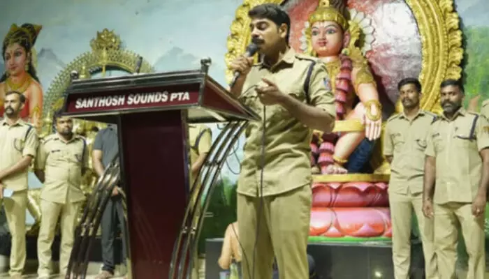 അയ്യന്റെ സന്നിധിയിലെ വേദിയിൽ യൂണിഫോം ധരിച്ച കുറച്ചുപേർ; പെട്ടെന്ന് കാതിൽ മുഴങ്ങിയ ആ ഈണം കേട്ട് ഭക്തർ വരെ അമ്പരന്നു; ഫയര്‍ഫോഴ്സിന്റെ ഗാനാഞ്ജലി വമ്പൻ ഹിറ്റ്