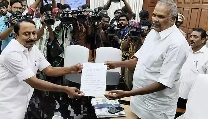 തമിഴ്നാട് രാഷ്ട്രീയത്തില് തിരയിളക്കം; എഐഎഡിഎംകെയില് നിന്ന് പുറത്താക്കിയ മുന് മന്ത്രി കെ.എ.സെങ്കോട്ടയ്യന് എംഎല്എ സ്ഥാനം രാജിവച്ചു; ബിജെപിയില് ചേരുമെന്ന അഭ്യൂഹങ്ങള്ക്ക് പിന്നാലെ വിജയ്യുടെ ടിവികെയില് ചേരുമെന്ന് സൂചന തമിഴ്നാട് രാഷ്ട്രീയത്തില് തിരയിളക്കം; എഐഎഡിഎംകെയില് നിന്ന് പുറത്താക്കിയ മുന് മന്ത്രി കെ.എ.സെങ്കോട്ടയ്യന് എംഎല്എ സ്ഥാനം രാജിവച്ചു; ബിജെപിയില് ചേരുമെന്ന അഭ്യൂഹങ്ങള്ക്ക് പിന്നാലെ വിജയ്യുടെ ടിവികെയില് ചേരുമെന്ന് സൂചന