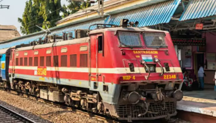രഹസ്യ വിവരത്തിന്റെ അടിസ്ഥാനത്തിൽ പോലീസ് കാത്തുനിന്നു; ട്രെയിൻ ട്രാക്കിലെത്തിയതും പരിശോധന; കടത്താൻ ശ്രമിച്ചത് മുന്തിയ ഇനം കഞ്ചാവ്; കൈയ്യോടെ പൊക്കി