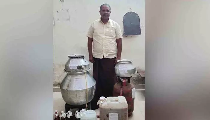 പകല് സ്വതന്ത്ര സ്ഥാനാര്ത്ഥിയുടെ സജീവ പ്രചാരകന്; രാത്രിയില് വ്യാജവാറ്റ്; ചാരായവും കോടയുമായി ഒരാള് പിടിയില് പകല് സ്വതന്ത്ര സ്ഥാനാര്ത്ഥിയുടെ സജീവ പ്രചാരകന്; രാത്രിയില് വ്യാജവാറ്റ്; ചാരായവും കോടയുമായി ഒരാള് പിടിയില്