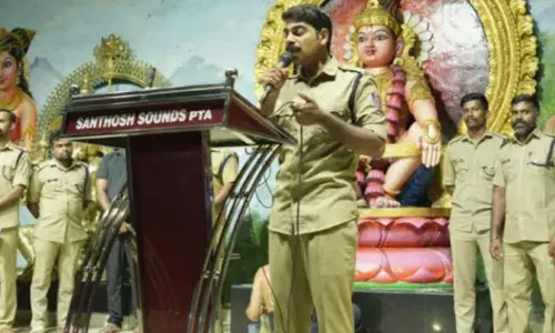 അയ്യന്റെ സന്നിധിയിലെ വേദിയിൽ യൂണിഫോം ധരിച്ച കുറച്ചുപേർ; പെട്ടെന്ന് കാതിൽ മുഴങ്ങിയ ആ ഈണം കേട്ട് ഭക്തർ വരെ അമ്പരന്നു; ഫയര്‍ഫോഴ്സിന്റെ ഗാനാഞ്ജലി വമ്പൻ ഹിറ്റ്