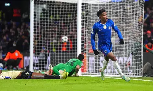 യുവേഫ ചാമ്പ്യൻസ് ലീഗിൽ നാണംകെട്ട് ബാഴ്സലോണ; ചെൽസിയോട് പരാജയപ്പെട്ടത് എതിരില്ലാത്ത മൂന്ന് ഗോളുകൾക്ക്; സ്റ്റാംഫോർഡ് ബ്രിഡ്ജിൽ കത്തിക്കയറി എസ്റ്റാവോ