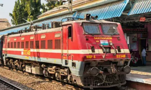 രഹസ്യ വിവരത്തിന്റെ അടിസ്ഥാനത്തിൽ പോലീസ് കാത്തുനിന്നു; ട്രെയിൻ ട്രാക്കിലെത്തിയതും പരിശോധന; കടത്താൻ ശ്രമിച്ചത് മുന്തിയ ഇനം കഞ്ചാവ്; കൈയ്യോടെ പൊക്കി