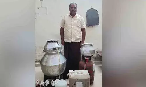 പകല്‍ സ്വതന്ത്ര സ്ഥാനാര്‍ത്ഥിയുടെ സജീവ പ്രചാരകന്‍; രാത്രിയില്‍ വ്യാജവാറ്റ്; ചാരായവും കോടയുമായി ഒരാള്‍ പിടിയില്‍