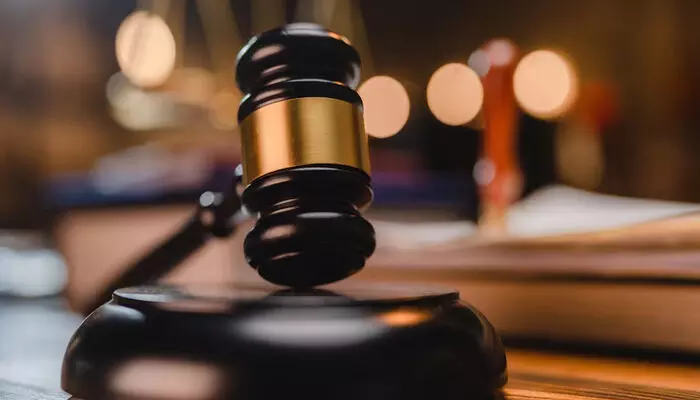 ആറ് വര്ഷത്തെ പ്രണയം വീട്ടുകാര് പിടിച്ചതോടെ വീട്ടുതടങ്കലിലായി; കോടതി തുണച്ചതോടെ യുവാവിനൊപ്പം പോകാന് യുവതിക്ക് അനുമതി ആറ് വര്ഷത്തെ പ്രണയം വീട്ടുകാര് പിടിച്ചതോടെ വീട്ടുതടങ്കലിലായി; കോടതി തുണച്ചതോടെ യുവാവിനൊപ്പം പോകാന് യുവതിക്ക് അനുമതി