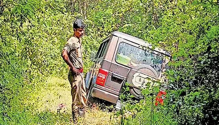 ഗൂഗിള്‍ മാപ്പ് നോക്കി ആശുപത്രിയിലേക്കുപോയവര്‍ എത്തിയത് കാട്ടില്‍;  ജീപ്പ് താഴ്ചയിലേക്ക് ചരിഞ്ഞ് കുടുങ്ങിയ സംഘത്തിന് രക്ഷകരായത് അഗ്നിരക്ഷാ സേന