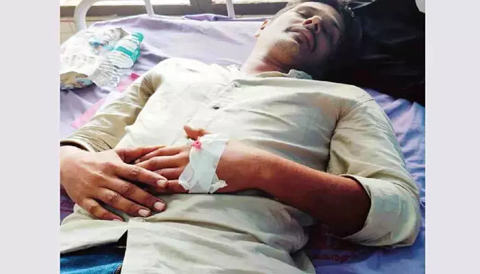 തേനീച്ച ആക്രമണം; യുവതിയെ രക്ഷിക്കുന്നതിനിടെ സ്ഥാനാര്ത്ഥിക്ക് കുത്തേറ്റു തേനീച്ച ആക്രമണം; യുവതിയെ രക്ഷിക്കുന്നതിനിടെ സ്ഥാനാര്ത്ഥിക്ക് കുത്തേറ്റു