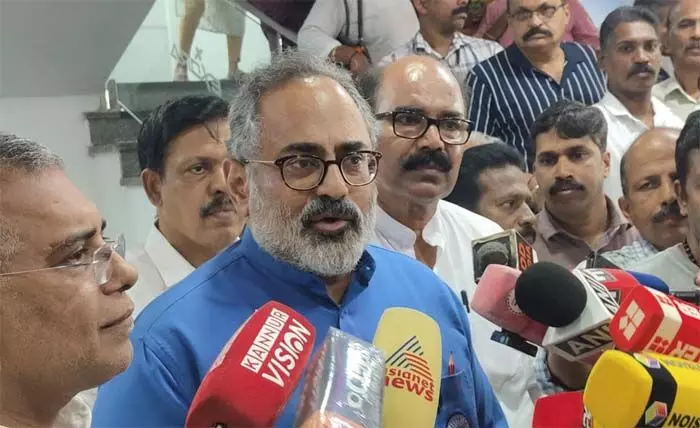 കണ്ണൂര് ജില്ലയില് ക്രിമിനലുകളെ സ്ഥാനാര്ത്ഥികളാക്കി ഇറക്കി സിപിഎം ജനങ്ങളെ ഭീഷണിപ്പെടുത്തുന്നു; കോണ്ഗ്രസാകട്ടെ ജനാധിപത്യ വിരൂദ്ധമായ, മതനിരപേക്ഷ പാര്ട്ടിയല്ലാത്ത വെല്ഫെയര് പാര്ട്ടിയെയും കൂട്ടിയാണ് മത്സരിക്കുന്നത്; വിമര്ശനവുമായി രാജീവ് ചന്ദ്രശേഖര് കണ്ണൂര് ജില്ലയില് ക്രിമിനലുകളെ സ്ഥാനാര്ത്ഥികളാക്കി ഇറക്കി സിപിഎം ജനങ്ങളെ ഭീഷണിപ്പെടുത്തുന്നു; കോണ്ഗ്രസാകട്ടെ ജനാധിപത്യ വിരൂദ്ധമായ, മതനിരപേക്ഷ പാര്ട്ടിയല്ലാത്ത വെല്ഫെയര് പാര്ട്ടിയെയും കൂട്ടിയാണ് മത്സരിക്കുന്നത്; വിമര്ശനവുമായി രാജീവ് ചന്ദ്രശേഖര്