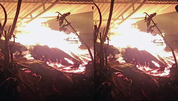 പുലർച്ചെ പ്രദേശത്ത് അസാധാരണ പുക; നാട്ടുകാർ ഓടിയെത്തിയപ്പോൾ ഞെട്ടൽ; വാണിയംകുളത്ത് ഫർണിച്ചർ സ്ഥാപനത്തിലെ തീപിടുത്തത്തിൽ ലക്ഷങ്ങളുടെ നഷ്ടം