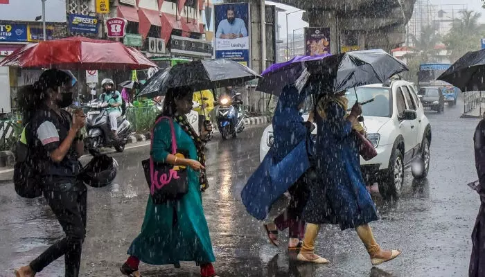 പതിവ് തെറ്റിച്ചില്ല..; ശ്രീലങ്കൻ തീരത്തിന് മുകളിലായി വീണ്ടും അതി തീവ്ര ന്യൂനമർദ്ദം; കേരളത്തിലെ കാലാവസ്ഥയിൽ വീണ്ടും മാറ്റം; വരും ദിവസങ്ങളിൽ മഴയ്ക്ക് സാധ്യത; മുന്നറിയിപ്പ്