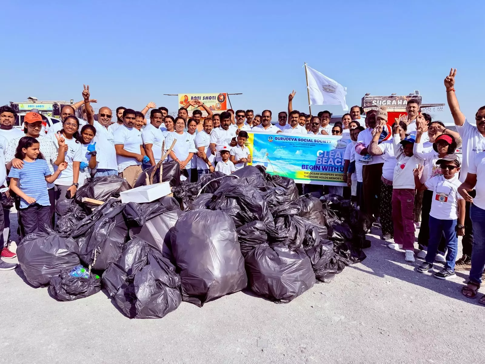 ഗുരുദേവ സോഷ്യല് സൊസൈറ്റി ബീച്ച് ക്ലീനിങ് സംഘടിപ്പിച്ചു ഗുരുദേവ സോഷ്യല് സൊസൈറ്റി ബീച്ച് ക്ലീനിങ് സംഘടിപ്പിച്ചു