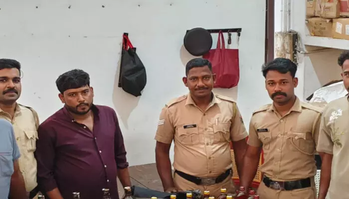 സ്കൂട്ടറിൽ പോകുന്ന ആ യുപി കാരന്റെ മുഖത്ത് പന്തികേട്; പിടിച്ചുനിർത്തി പരിശോധിച്ചതും കിട്ടിയത്; ആളെ വളഞ്ഞിട്ട് പിടികൂടി എക്സൈസ് സ്കൂട്ടറിൽ പോകുന്ന ആ യുപി കാരന്റെ മുഖത്ത് പന്തികേട്; പിടിച്ചുനിർത്തി പരിശോധിച്ചതും കിട്ടിയത്; ആളെ വളഞ്ഞിട്ട് പിടികൂടി എക്സൈസ്