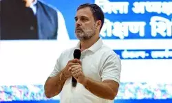 ബൂത്ത് ലെവല്‍ ഓഫീസര്‍മാരെ ഭീഷണിപ്പെടുത്തി ഒബിസി, ദലിത് തുടങ്ങിയ പാര്‍ശ്വവല്‍കൃത വോട്ടര്‍മാരുടെ പേരുകള്‍ പട്ടികയില്‍ നിന്ന് നീക്കം ചെയ്യുന്നു; എസ്ഐആര്‍ രാഷ്ട്രീയ ഫില്‍ട്രേഷന്‍ ഡ്രൈവ്: ഉത്തരവാദിത്തം തെരഞ്ഞെടുപ്പ് കമ്മീഷനെന്ന് രാഹുല്‍ ഗാന്ധി