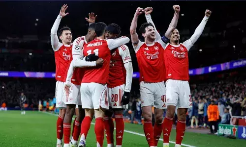 എമിറേറ്റ്‌സിൽ ജർമ്മൻ വമ്പന്മാരെ ചാരമാക്കി ആഴ്സണൽ; ബയേൺ മ്യൂണിക്കിനെ തകർത്തത് 3-1ന്; ചാമ്പ്യൻസ് ലീഗിൽ അഞ്ചിൽ അഞ്ചും ജയിച്ച് ഗ്രൂപ്പിൽ ഒന്നാമത്; റെഡ്‌സിനായി വലകുലുക്കിയത് 17-കാരൻ ലെനാർട്ട് കാൾ