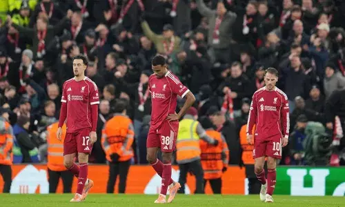 ആന്‍ഫീൽഡിൽ വീണ്ടും നാണംകെട്ട ലിവർപൂൾ; ചാമ്പ്യൻസ് ലീഗിൽ പി.എസ്.വിയോട് പരാജയപ്പെട്ടത് ഒന്നിനെതിരെ നാല് ഗോളുകൾക്ക്; ആർനെ സ്ലോട്ടിന് കാണികളുടെ കൂവൽ