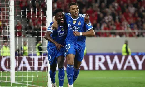 കൊടുങ്കാറ്റായി എംബാപ്പെ; ചാമ്പ്യൻസ് ലീഗിൽ നാല് ഗോളടിച്ച് ചരിത്രം കുറിച്ച് ഫ്രഞ്ച് താരം; ഒളിമ്പിയാക്കോസിനെ 4-3ന് തകർത്ത് തിരിച്ചുവരവ് ഗംഭീരമാക്കി റയൽ മാഡ്രിഡ്