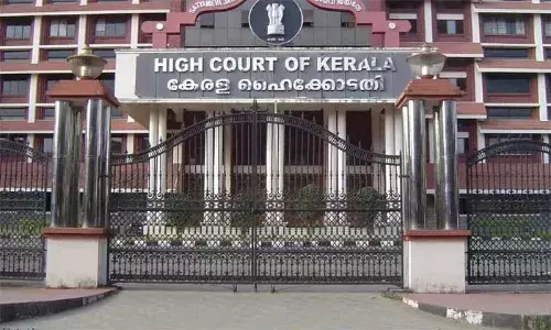 ചോറ്റാനിക്കര ക്ഷേത്ര പരിസരത്ത് മാലിന്യം കുമിഞ്ഞുകൂടിയ സംഭവം; 10 ദിവസത്തിനുള്ളില്‍ റിപ്പോര്‍ട്ട് സമര്‍പ്പിക്കാന്‍ ഹൈക്കോടതി നിര്‍ദേശം