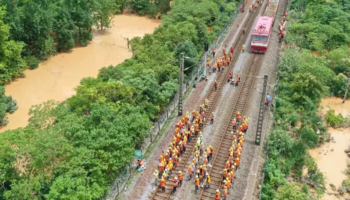 പരീക്ഷണയോട്ടം നടത്തുകയായിരുന്ന ട്രെയിന്‍ ഇടിച്ചു;  ചൈനയില്‍ 11 റെയില്‍വേ ജീവനക്കാര്‍ക്ക് ദാരുണാന്ത്യം