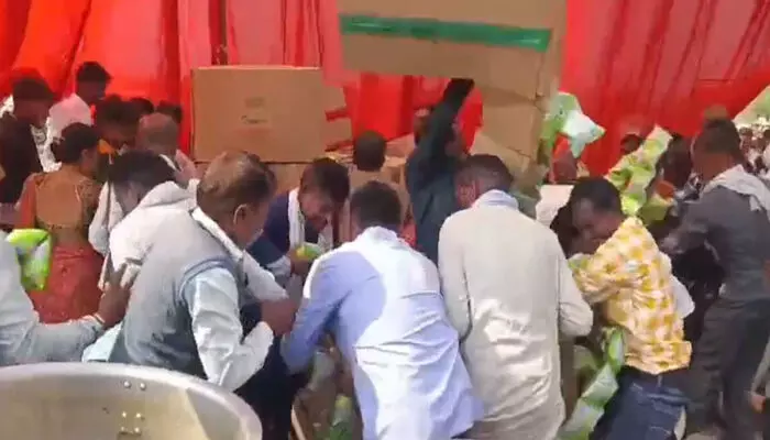 ചിപ്‌സ് കൈക്കലാക്കാന്‍ തിക്കും തിരക്കും; അലങ്കോലമായി വിവാഹ ചടങ്ങുകള്‍; ഏതാനും പേര്‍ക്ക് പരിക്ക്: സംഭവം യുപി സര്‍ക്കാര്‍ നടത്തിയ സമൂഹവിവാഹത്തിനിടെ