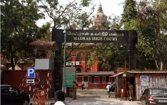 കാമുകിയെ ട്രെയിനിന് മുന്നില്‍ തള്ളിയിട്ട് കൊലപ്പെടുത്തിയ കേസില്‍ യുവാവിന് വധശിക്ഷയില്‍ ഇളവ്; ശിക്ഷാ ഇളവ് നല്‍കിയത് പ്രതിയുടെ പ്രായം പരിഗണിച്ചു കൊണ്ട്