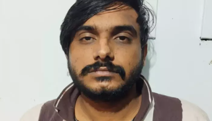 മിനിമം ആറ് ഭാഷയെങ്കിലും തെറ്റാതെ സംസാരിക്കാൻ അറിയാം; ഇടയ്ക്ക് പെട്ടെന്ന് പണക്കാരനാക്കാൻ മോഹം; ഉണ്ടായിരുന്ന ജോലി കളഞ്ഞ് മറ്റൊരു വഴി തിരഞ്ഞെടുത്തതും കുടുങ്ങി; കൈയ്യോടെ പൊക്കി