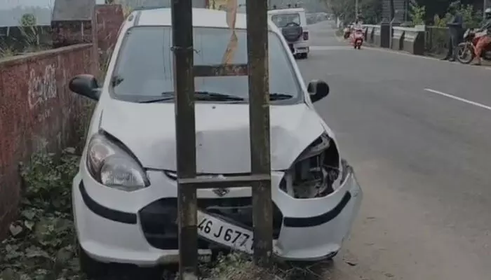 നിയന്ത്രണം വിട്ട കാർ വൈദ്യുതി പോസ്റ്റിലിടിച്ച് അപകടം; ഒരാള്ക്ക് പരിക്ക്; സംഭവം തൃശൂരിൽ നിയന്ത്രണം വിട്ട കാർ വൈദ്യുതി പോസ്റ്റിലിടിച്ച് അപകടം; ഒരാള്ക്ക് പരിക്ക്; സംഭവം തൃശൂരിൽ