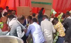 ചിപ്സ് കൈക്കലാക്കാന് തിക്കും തിരക്കും; അലങ്കോലമായി വിവാഹ ചടങ്ങുകള്; ഏതാനും പേര്ക്ക് പരിക്ക്: സംഭവം യുപി സര്ക്കാര് നടത്തിയ സമൂഹവിവാഹത്തിനിടെ ചിപ്സ് കൈക്കലാക്കാന് തിക്കും തിരക്കും; അലങ്കോലമായി വിവാഹ ചടങ്ങുകള്; ഏതാനും പേര്ക്ക് പരിക്ക്: സംഭവം യുപി സര്ക്കാര് നടത്തിയ സമൂഹവിവാഹത്തിനിടെ