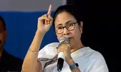 എസ്ഐആർ നിർത്തിവയ്ക്കണമെന്ന മുഖ്യമന്ത്രി മമത അയച്ച കത്തിന് മറുപടിയില്ല; പിന്നാലെ തെരഞ്ഞെടുപ്പ് കമ്മീഷൻ ആസ്ഥാനത്ത് നേരിട്ടെത്തി ആശങ്ക അറിയിച്ച് തൃണമൂൽ പ്രതിനിധി സംഘം എസ്ഐആർ നിർത്തിവയ്ക്കണമെന്ന മുഖ്യമന്ത്രി മമത അയച്ച കത്തിന് മറുപടിയില്ല; പിന്നാലെ തെരഞ്ഞെടുപ്പ് കമ്മീഷൻ ആസ്ഥാനത്ത് നേരിട്ടെത്തി ആശങ്ക അറിയിച്ച് തൃണമൂൽ പ്രതിനിധി സംഘം