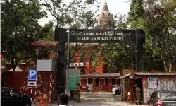 കാമുകിയെ ട്രെയിനിന് മുന്നില് തള്ളിയിട്ട് കൊലപ്പെടുത്തിയ കേസില് യുവാവിന് വധശിക്ഷയില് ഇളവ്; ശിക്ഷാ ഇളവ് നല്കിയത് പ്രതിയുടെ പ്രായം പരിഗണിച്ചു കൊണ്ട് കാമുകിയെ ട്രെയിനിന് മുന്നില് തള്ളിയിട്ട് കൊലപ്പെടുത്തിയ കേസില് യുവാവിന് വധശിക്ഷയില് ഇളവ്; ശിക്ഷാ ഇളവ് നല്കിയത് പ്രതിയുടെ പ്രായം പരിഗണിച്ചു കൊണ്ട്