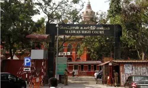 കാമുകിയെ ട്രെയിനിന് മുന്നില്‍ തള്ളിയിട്ട് കൊലപ്പെടുത്തിയ കേസില്‍ യുവാവിന് വധശിക്ഷയില്‍ ഇളവ്; ശിക്ഷാ ഇളവ് നല്‍കിയത് പ്രതിയുടെ പ്രായം പരിഗണിച്ചു കൊണ്ട്