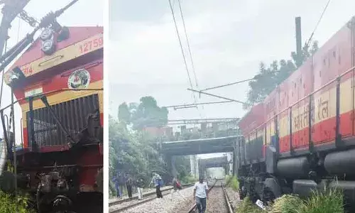 കളമശ്ശേരി എഫ് എ സി ടിയില്‍ നിന്നും വളം കയറ്റി വരുകയായിരുന്ന ചരക്ക് തീവണ്ടി പാളം തെറ്റി; ട്രെയിനുകള്‍ വൈകും