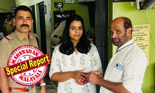 എനിക്ക് വഴിയിൽ കിടന്ന് ഒരു പേഴ്സ് കിട്ടിയിട്ടുണ്ട്, ആരെങ്കിലും തിരക്കി വന്നാൽ ഉടൻ ഞാൻ സ്റ്റേഷനിൽ എത്തിക്കോളാം; സ്റ്റേഷൻ ലാൻഡ് ഫോണിൽ വിളിച്ച ആൾ പറഞ്ഞതിങ്ങനെ; സ്കൂട്ടറിൽ പോകവെ കവർ കീറി താഴെ വീണത് ലക്ഷങ്ങൾ വിലവരുന്ന ആഭരണങ്ങൾ; വഴാപ്പുഴക്കാരന് ഒരു ബിഗ് സല്യൂട്ട്; കുറിപ്പുമായി എഎസ്ഐ