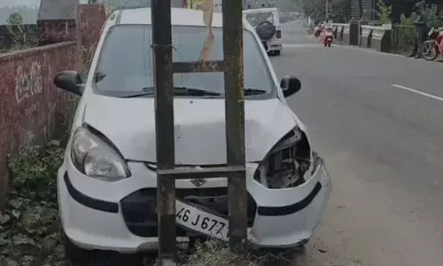 നിയന്ത്രണം വിട്ട കാർ വൈദ്യുതി പോസ്റ്റിലിടിച്ച് അപകടം; ഒരാള്‍ക്ക് പരിക്ക്; സംഭവം തൃശൂരിൽ