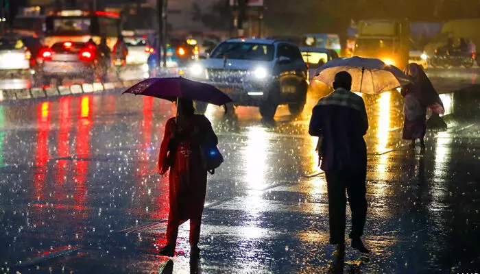 സംസ്ഥാനത്ത് ഇന്നും ഒറ്റപ്പെട്ടയിടങ്ങളില്‍ മഴയ്ക്ക് സാധ്യത; അഞ്ച് ജില്ലകളില്‍ ഇന്ന് യെല്ലോ അലേര്‍ട്ട്: കേരള ലക്ഷദ്വീപ് തീരങ്ങളില്‍ മത്സ്യബന്ധനത്തിന് വിലക്ക്