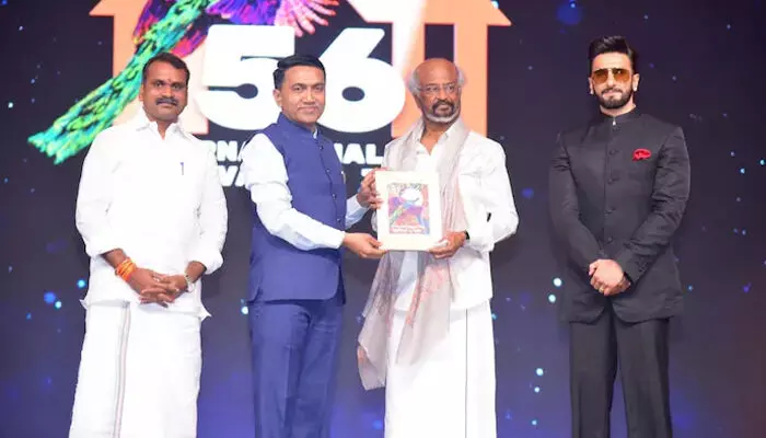 എഴുന്നേറ്റ് നിന്ന് കയ്യടിച്ച് സദസ്; കൈകൾ കൂപ്പി സദസ്സിനെ അഭിവാദ്യം ചെയ്ത് തലൈവർ; അടുത്ത 100 ജന്മത്തിലും രജനികാന്ത് ആയി തന്നെ ജനിക്കണം; പുരസ്കാരം തമിഴ് മക്കൾക്ക് സമർപ്പിച്ച് സൂപ്പർസ്റ്റാർ എഴുന്നേറ്റ് നിന്ന് കയ്യടിച്ച് സദസ്; കൈകൾ കൂപ്പി സദസ്സിനെ അഭിവാദ്യം ചെയ്ത് തലൈവർ; അടുത്ത 100 ജന്മത്തിലും രജനികാന്ത് ആയി തന്നെ ജനിക്കണം; പുരസ്കാരം തമിഴ് മക്കൾക്ക് സമർപ്പിച്ച് സൂപ്പർസ്റ്റാർ