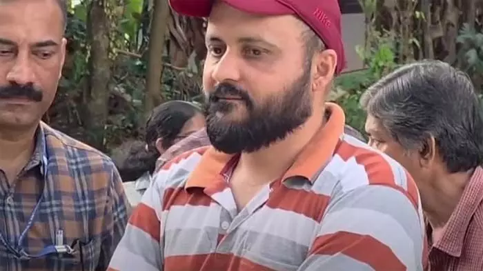 ഭൂമി തരം മാറ്റാന് എട്ടുലക്ഷം കൈക്കൂലി; ഒളവണ്ണ വില്ലേജ് ഓഫീസര് വിജിലന്സിന്റെ പിടിയില്; ഉല്ലാസ് മോന് പിടി വീണത് അന്പതിനായിരം രൂപ കൈപ്പറ്റുന്നതിനിടെ ഭൂമി തരം മാറ്റാന് എട്ടുലക്ഷം കൈക്കൂലി; ഒളവണ്ണ വില്ലേജ് ഓഫീസര് വിജിലന്സിന്റെ പിടിയില്; ഉല്ലാസ് മോന് പിടി വീണത് അന്പതിനായിരം രൂപ കൈപ്പറ്റുന്നതിനിടെ