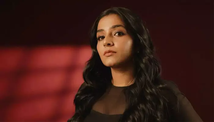 അച്ഛൻ ലീവിന് വരുന്ന ദിവസം കലണ്ടറിൽ വട്ടമിട്ട് അമ്മ കാത്തിരിക്കും; ജീവിതത്തില് കണ്ട ആദ്യ പ്രണയം അവരുടേതായിരുന്നു; അച്ഛന്റെ യൂണിഫോം കെട്ടിപ്പിടിച്ചിരുന്ന് കരഞ്ഞിട്ടുണ്ടെന്നും രജിഷ വിജയൻ അച്ഛൻ ലീവിന് വരുന്ന ദിവസം കലണ്ടറിൽ വട്ടമിട്ട് അമ്മ കാത്തിരിക്കും; ജീവിതത്തില് കണ്ട ആദ്യ പ്രണയം അവരുടേതായിരുന്നു; അച്ഛന്റെ യൂണിഫോം കെട്ടിപ്പിടിച്ചിരുന്ന് കരഞ്ഞിട്ടുണ്ടെന്നും രജിഷ വിജയൻ