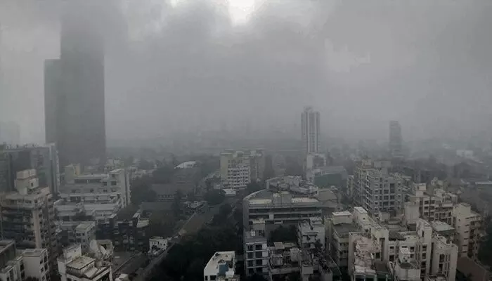 നിരീക്ഷണ സംവിധാനങ്ങൾ കാര്യക്ഷമമല്ല; ഉത്തരവാദിത്വത്തിൽ നിന്നും സംസ്ഥാന സർക്കാരിന് ഒളിച്ചോടാൻ കഴിയില്ല; മുംബൈയിലും വായു ഗുണനിലവാരം വഷളാകുന്നു; വിമർശിച്ച് പ്രതിപക്ഷ പാർട്ടികൾ